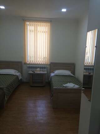 Гостевой дом B&B Hasmik Ехегнадзор Двухместный номер с 2 отдельными кроватями и дополнительной кроватью-5