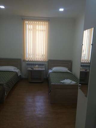 Гостевой дом B&B Hasmik Ехегнадзор Двухместный номер с 2 отдельными кроватями и дополнительной кроватью-13